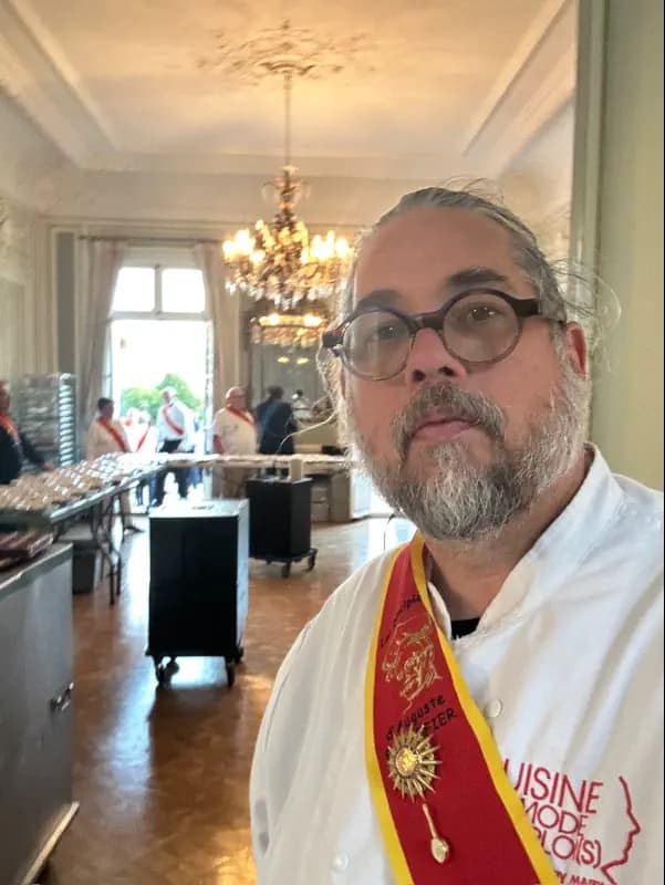 Le chef Michel Basaldella portant la tenue des disciples d'Escoffier.