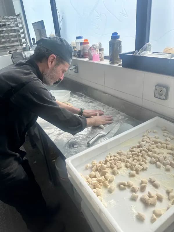 Le chef à l'oeuvre en cuisine.