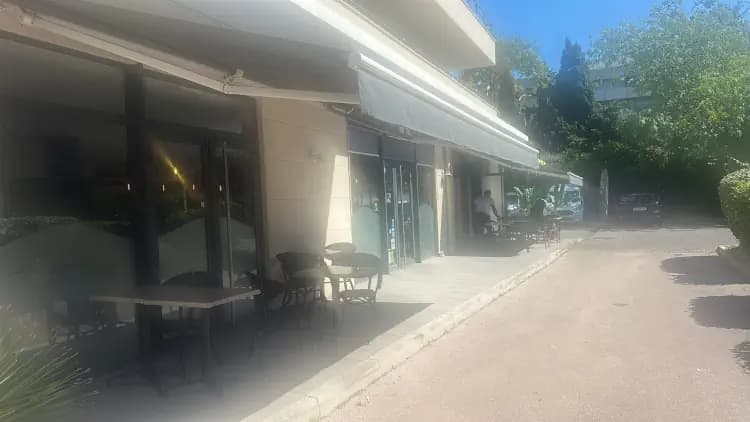 La terrasse ombragée du restaurant, lors d'une belle journée d'été.