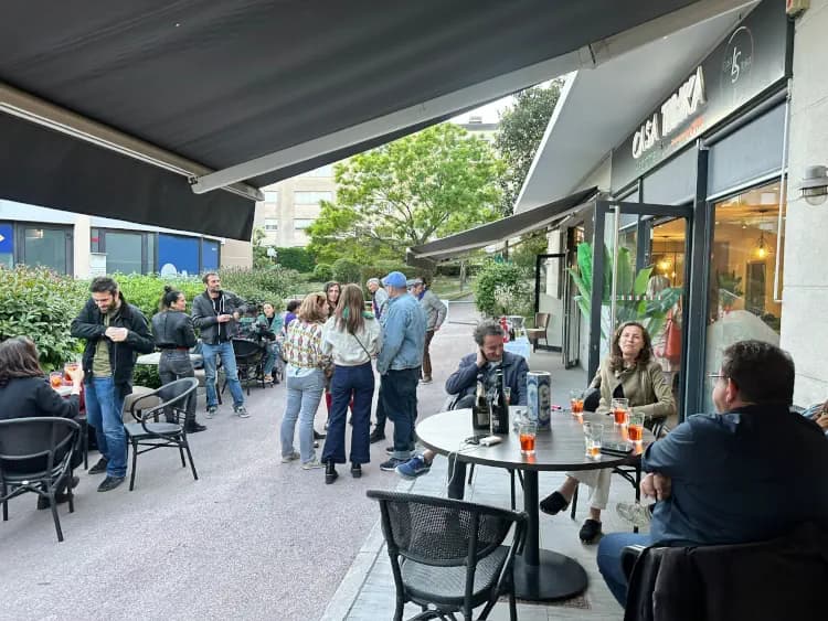 La terrasse du restaurant, dans une ambiance conviviale.