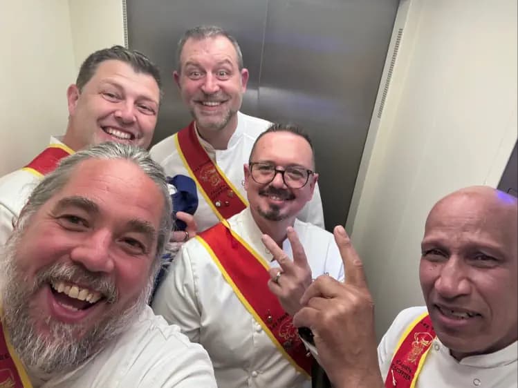 L'équipe habillée pour un événement des disciples d'Escoffier.