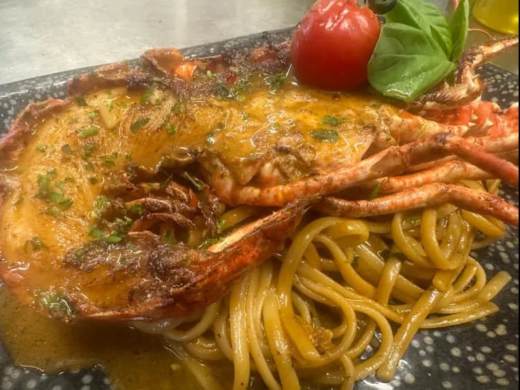 Linguine à l'Homard Bleu Flambé au Cognac
